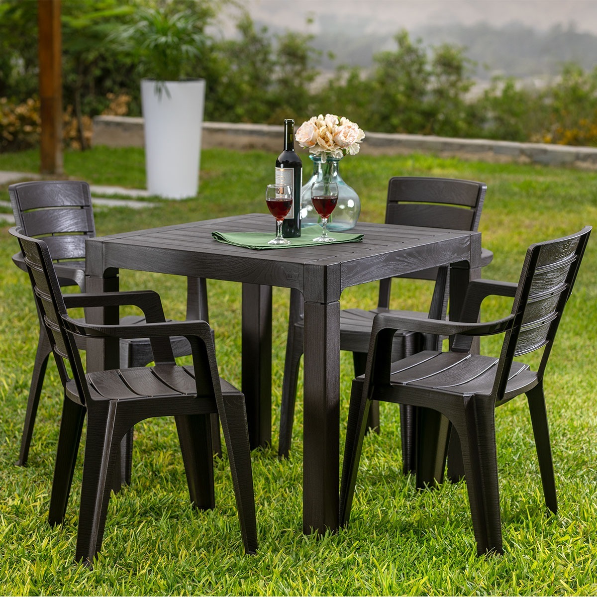 MESA ROBLE 80 X 80 + 4 SILLA ROBLE CON BRAZO REY